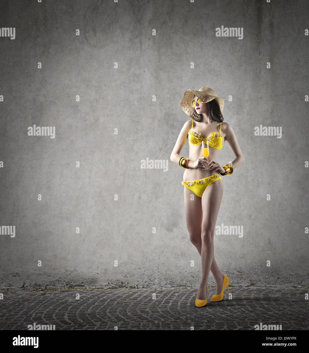 Frau im gelben Bikini im leeren Raum Stockfoto