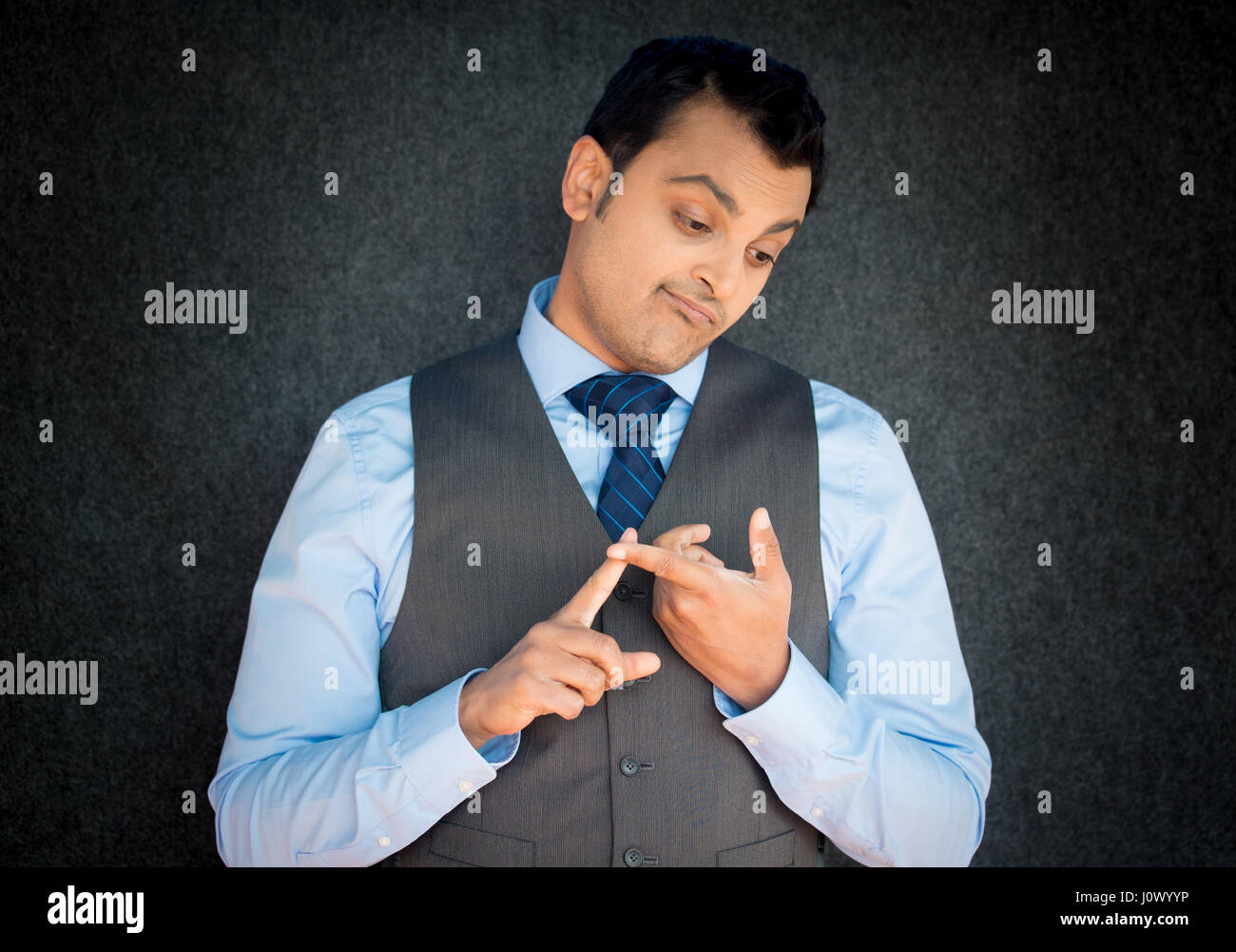 Closeup Portrait, schuldig, schlauen jungen Kerl, lustige Mitarbeiter zählen Fehler an Fingern, isoliert grau schwarze Wand Hintergrund. Negativen menschliches Gesicht express Stockfoto