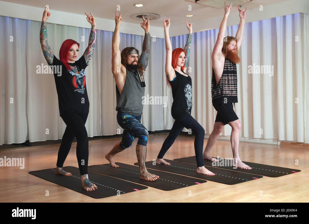(Von links nach rechts) Alison ward, Ed Gamester, Anna Quinn und Matthew Davey testen einen Heavy Metal Yoga-Kurs, der von StubHub in Gymbox in Bank, London, veranstaltet wird und ein 45-minütiges Workout für Rockmusikfans ist, um sie diesen Sommer auf den Gig vorzubereiten. Stockfoto