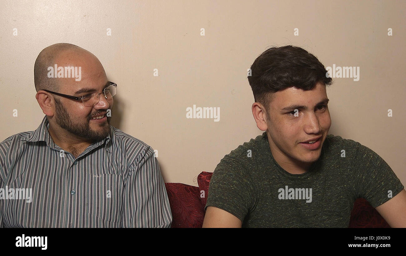 Bisher unveröffentlichte Fotos vom 04.10.17 von Asif, 26 (links) mit seinem Teenager Bruder Aemal Khan, 15, der aus dem Dschungel von Calais, gerettet wurde, als er während eines Interviews in Hounslow spricht, behauptete West London, als Teenager seine Liebe für Großbritannien durch die Flut von hochkarätigen Hassverbrechen seit seiner Ankunft vor sechs Monaten erschüttert ist. Stockfoto