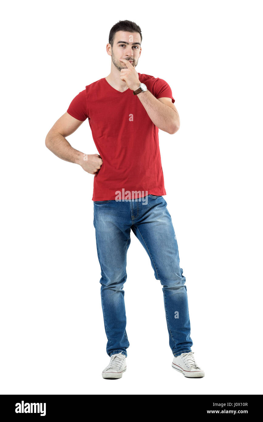 Zweifelhaften legerer Mann mit Händen auf Kinn, Blick in die Kamera zu denken. Ganzkörper-Länge-Porträt über weiße Studio-Hintergrund isoliert. Stockfoto