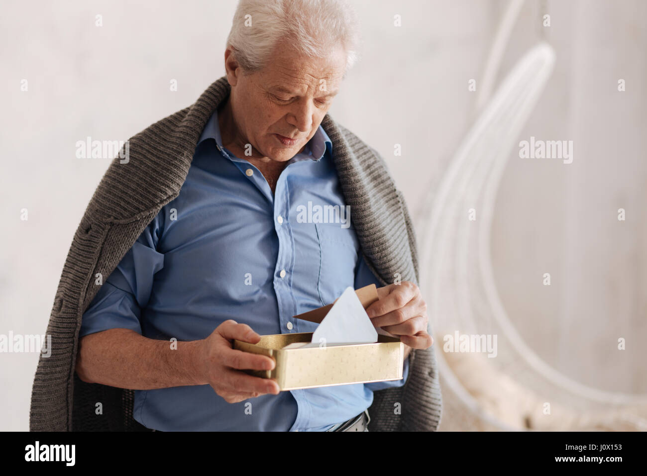 Nachdenklicher Mann erinnert sich an seine Vergangenheit Stockfoto