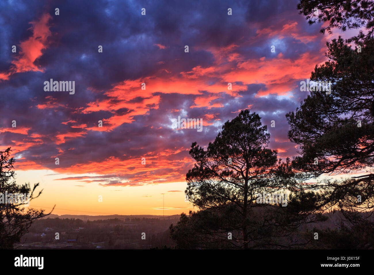 Schönen leuchtenden Sonnenuntergang mit dramatischen Himmel und Wolken Model Release: Nein Property Release: Nein. Stockfoto