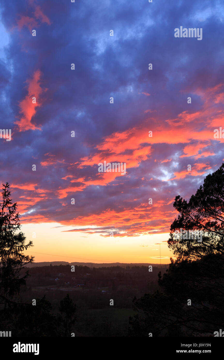 Schönen leuchtenden Sonnenuntergang mit dramatischen Himmel und Wolken Model Release: Nein Property Release: Nein. Stockfoto