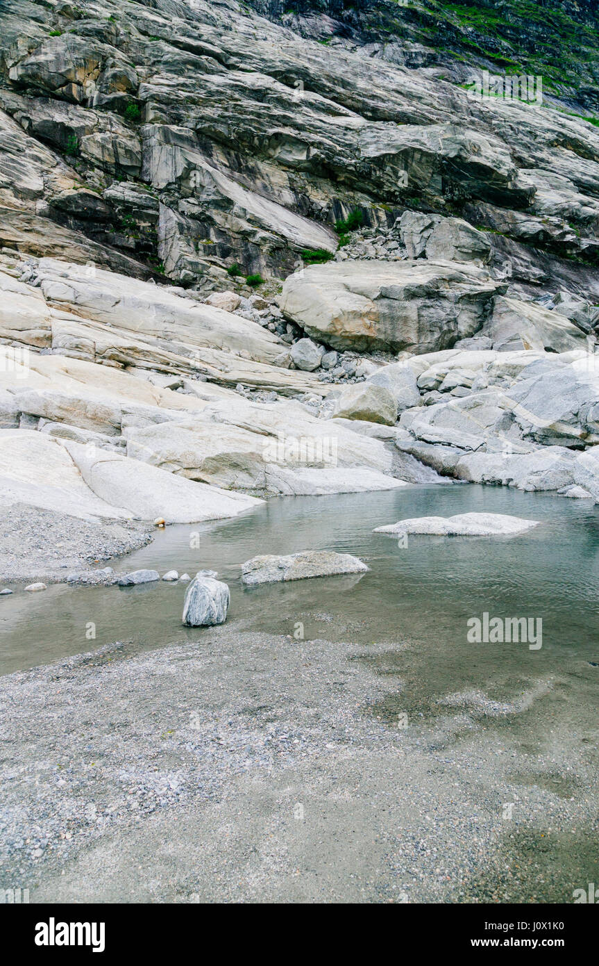 Stamm eines Berges mit rauen Felsen, Moräne und Schmelzwasser vom Gletscher Stockfoto