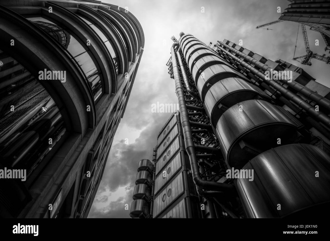 London, UK - 29. März 2017: das futuristische industrielle aussehende Lloyds Gebäude in der City of London an einem bewölkten Tag Stockfoto