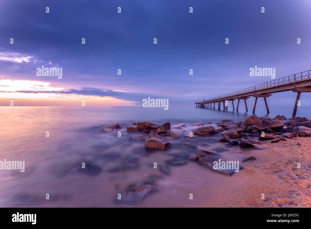Pier am Strand, Badalona, Spanien Stockfoto