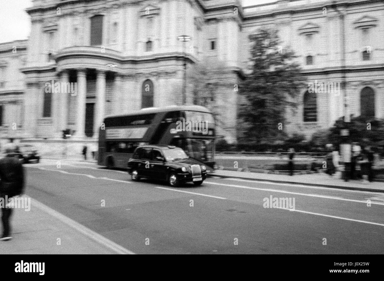 London Black Cab überholen einen London-Bus außerhalb St Pauls Cathedral Stockfoto