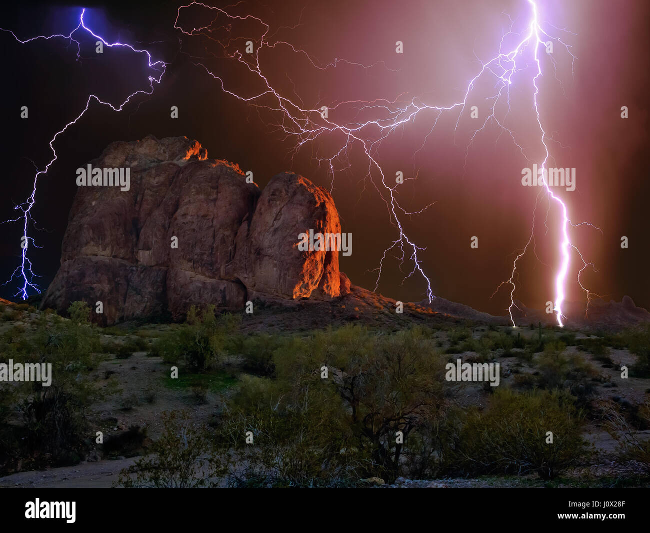 Lightning over Courthouse Rock, Eagletail Mountain Wilderness, Arizona, USA Stockfoto