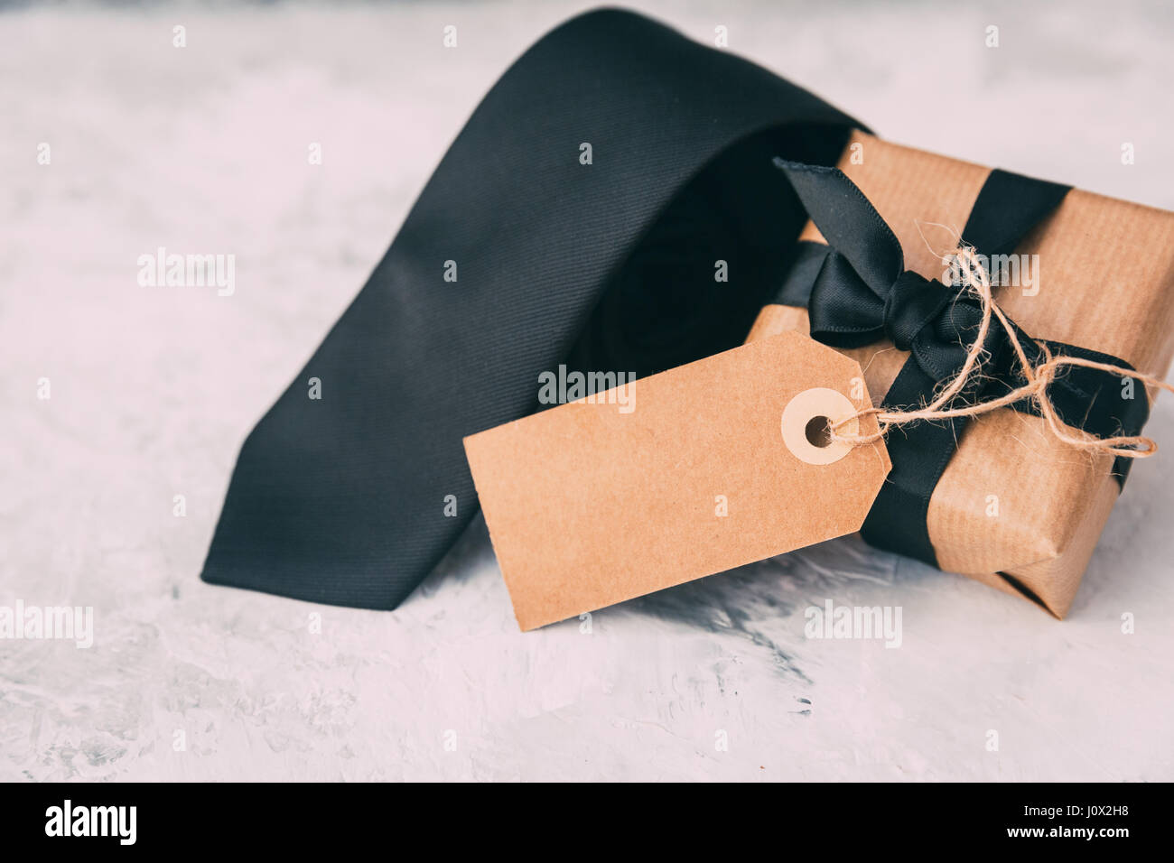 Schwarze Krawatte und verpacktes Geschenk-box Stockfoto