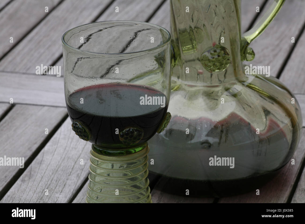 handgemachtes Glas Wein auf hölzernen Hintergrund Stockfoto