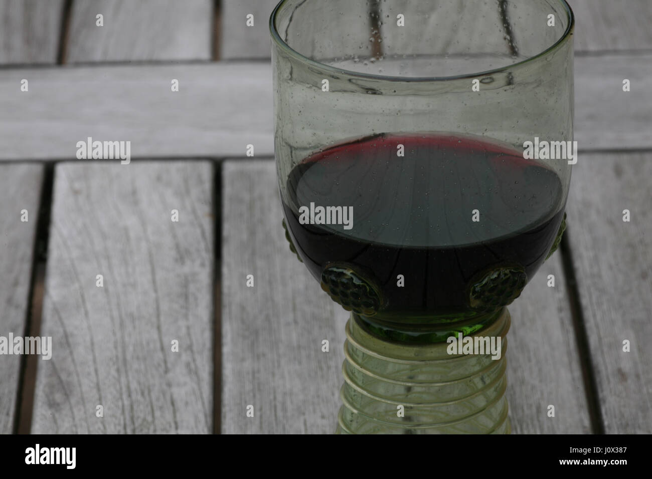 handgemachtes Glas Wein auf hölzernen Hintergrund Stockfoto