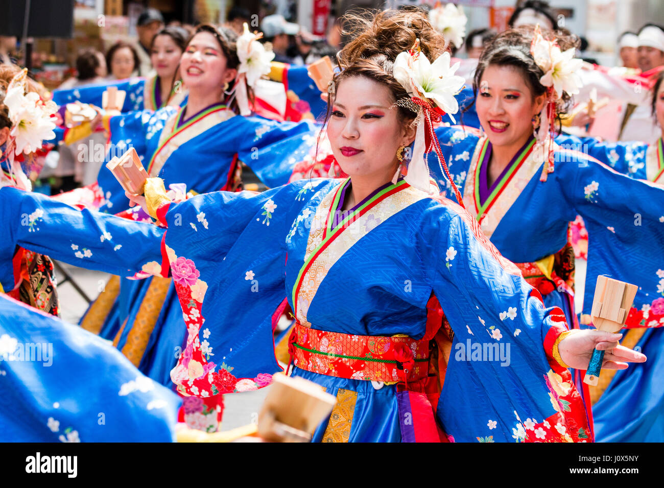 Hinokuni Yosakoi Dance Festival. Frauen Mannschaft in Blau und Rot yukata, Bildung tanzen und mit naruko, hölzerne Klöppel, in der Shopping Mall. Stockfoto