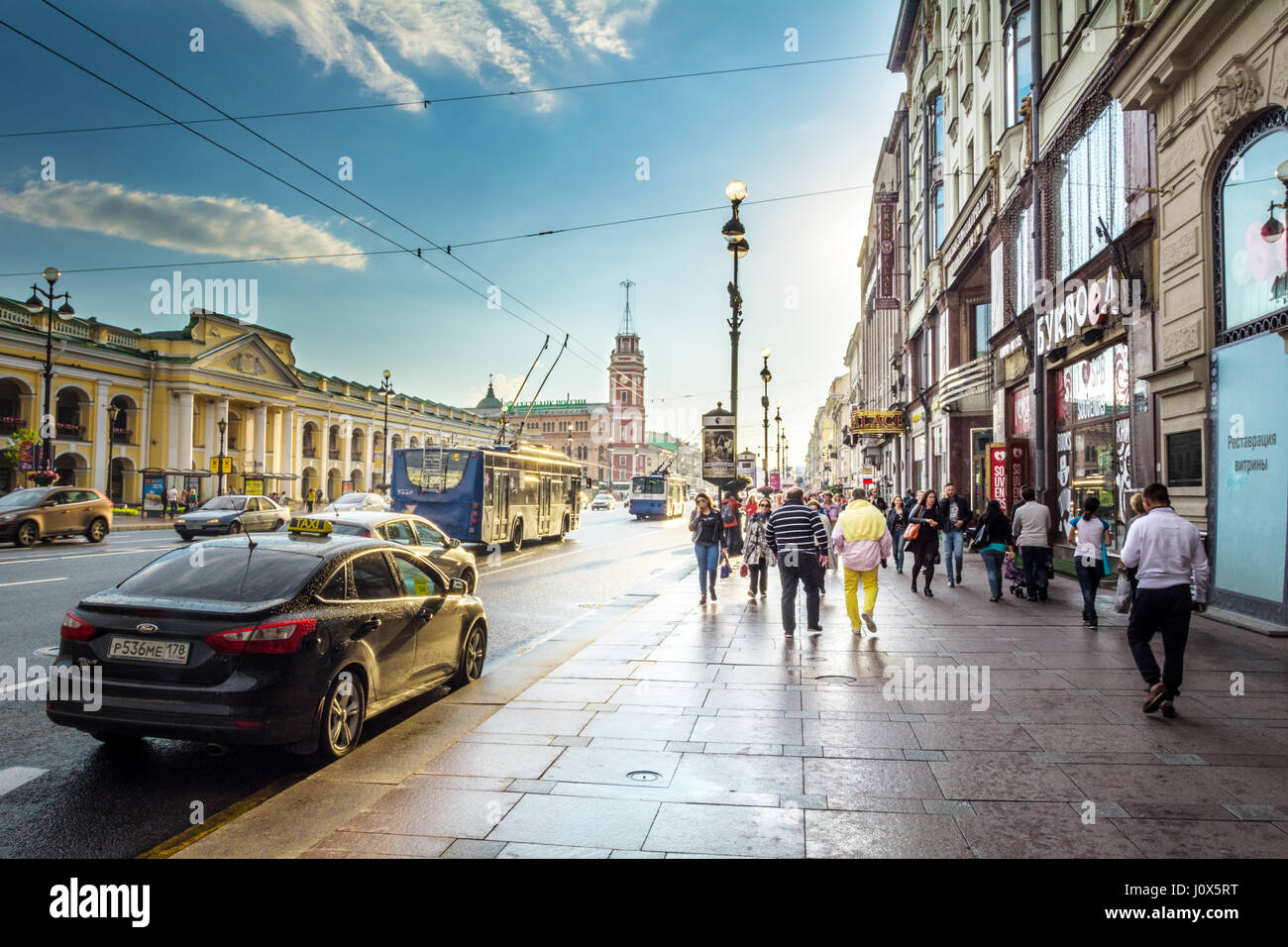 ST. PETERSBURG, Russland - 15. Juli 2016: Abend Verkehr am Newski-Prospekt, die weiße Nacht in St. Petersburg, Russland Stockfoto