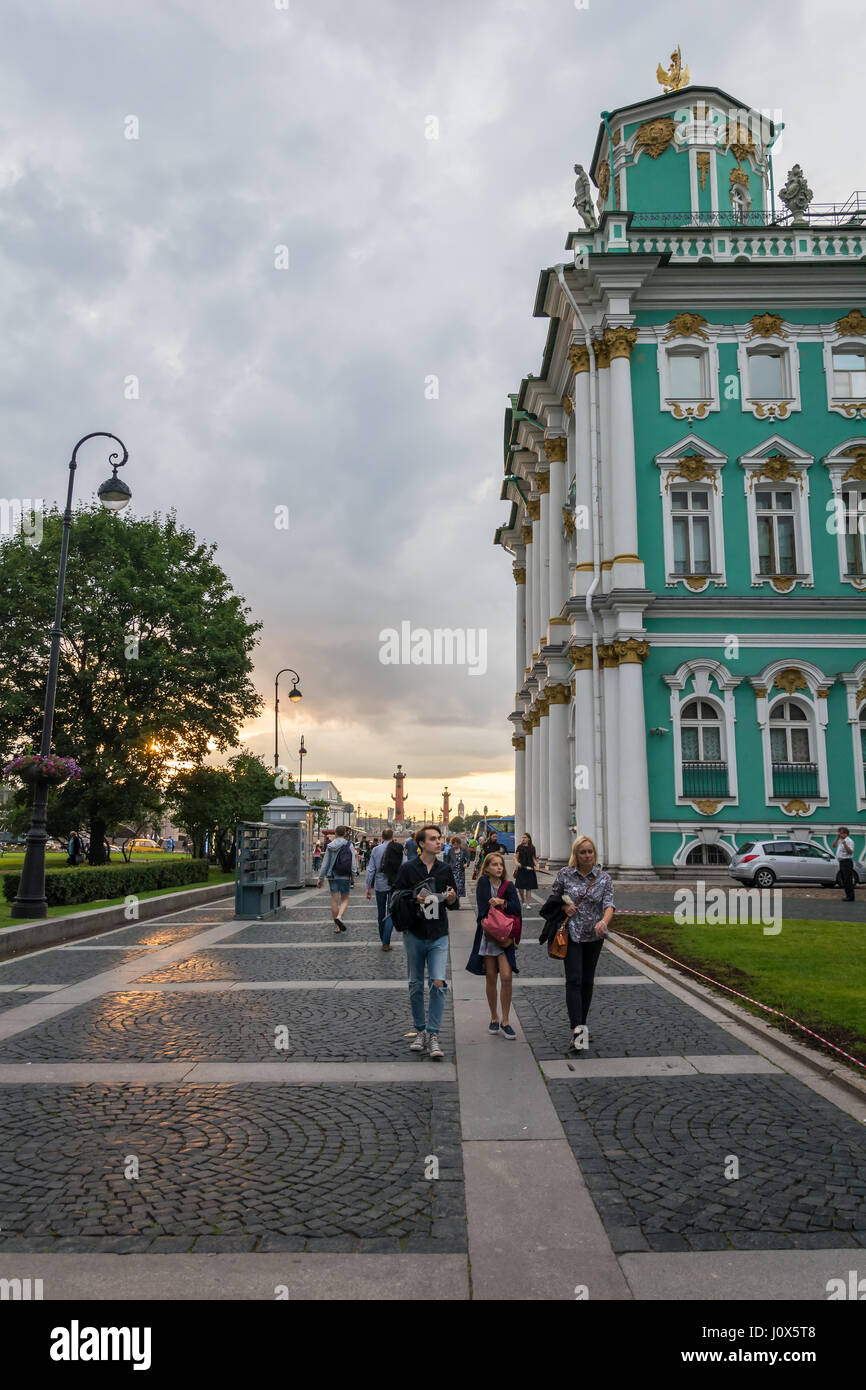ST. PETERSBURG, Russland - 13. Juli 2016: Leute treffen herrlichen Sonnenuntergang an den Wänden der staatlichen Eremitage, St. Petersburg, Russland Stockfoto