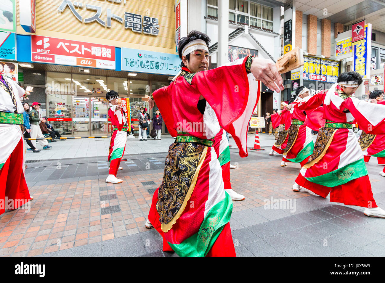 Hinokuni Yosakoi Dance Festival. Männliche Mannschaft in Rot und Weiß yukata mit grünen Schärpe gekleidet und lange Ärmel, wirbelnden Tanz in der Shopping Mall. Stockfoto