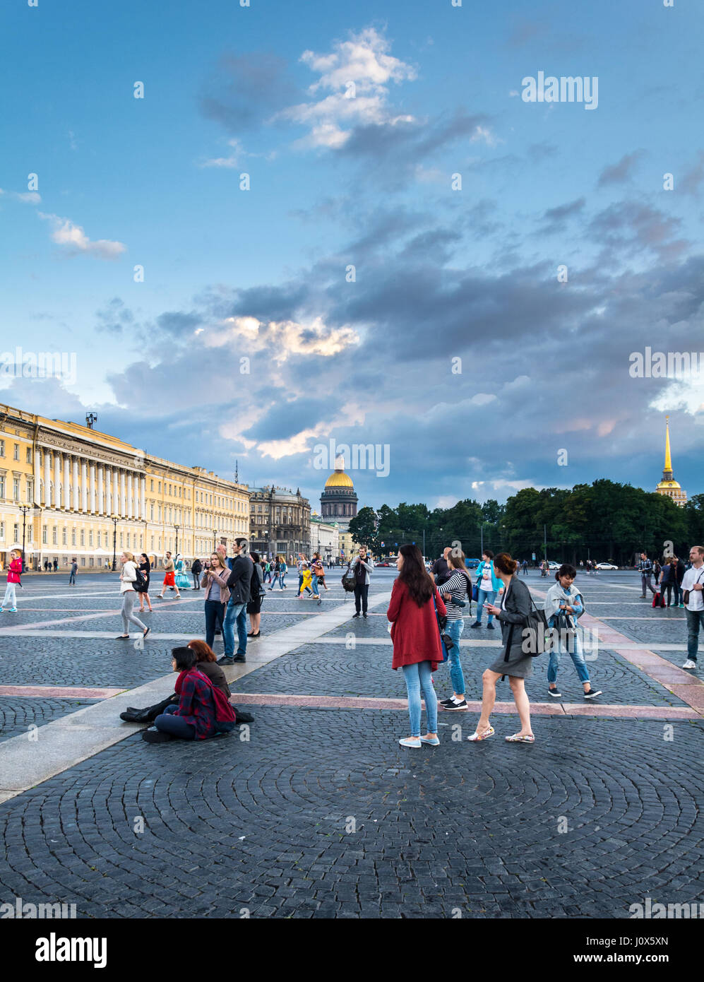 ST. PETERSBURG, Russland - 15. Juli 2016: Menschen Fuß auf dem Schlossplatz in der weißen Nacht, St. Petersburg, Russland Stockfoto