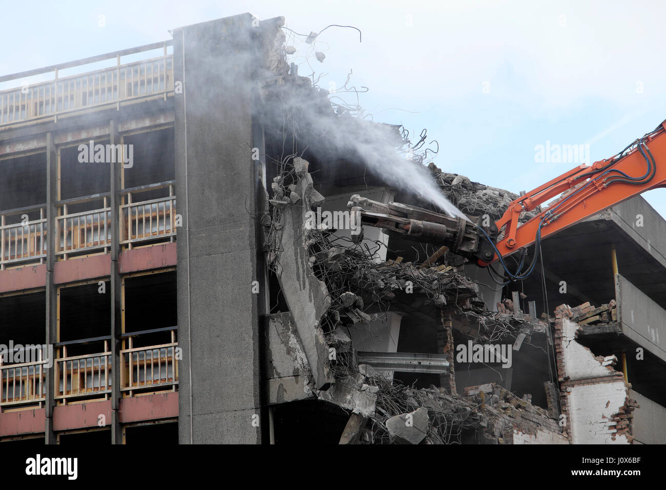 Spez Bagger Abbruch von Bauruinen auf Bau Website Holz St Parkplatz in der Nähe von Central Square, Stadtzentrum von Cardiff, Wales UK KATHY DEWITT Stockfoto