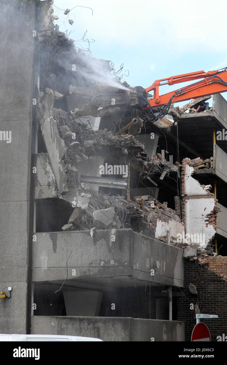 Spez Bagger Abbruch von Bauruinen auf Bau Website Holz St Parkplatz in der Nähe von Central Square, Stadtzentrum von Cardiff, Wales UK KATHY DEWITT Stockfoto