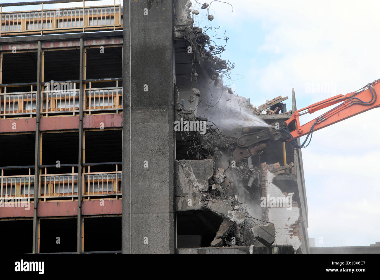 Spez Bagger Abbruch von Bauruinen auf Bau Website Holz St Parkplatz in der Nähe von Central Square, Stadtzentrum von Cardiff, Wales UK KATHY DEWITT Stockfoto