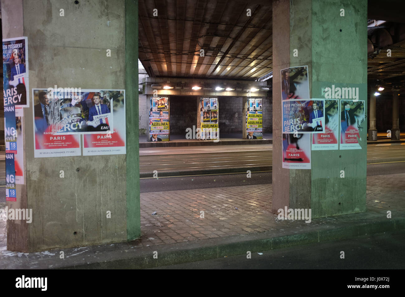 Plakate in Paris für 2017 französischen Präsidentschaftswahlkampf Stockfoto