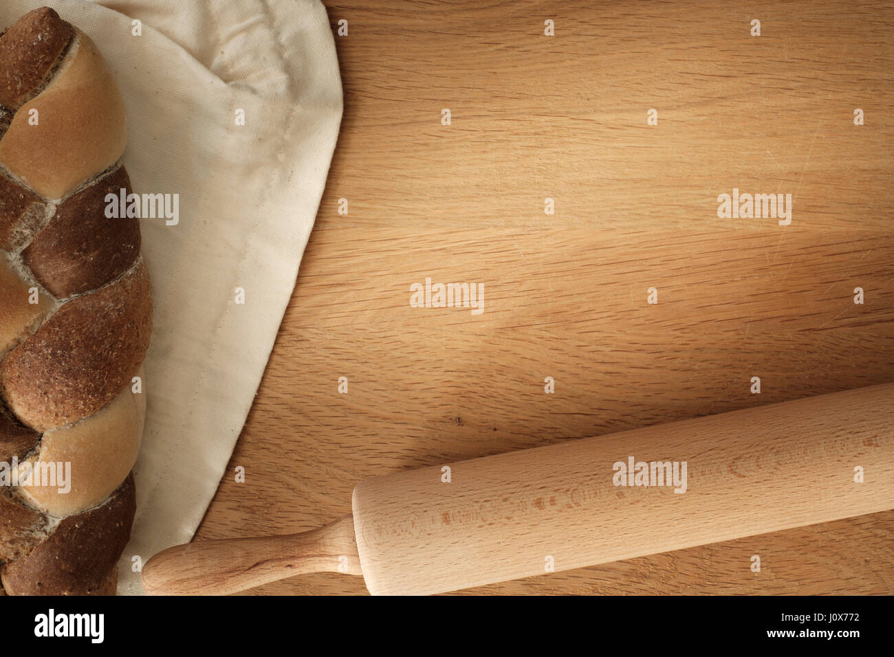 Brot mit Nudelholz auf einem Holztisch mit Textfreiraum, Food-Konzept Stockfoto