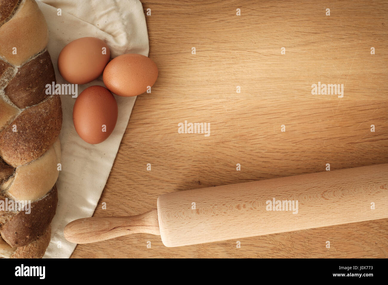 Brot mit Eiern und Nudelholz auf einem Holztisch mit Textfreiraum, Food-Konzept Stockfoto