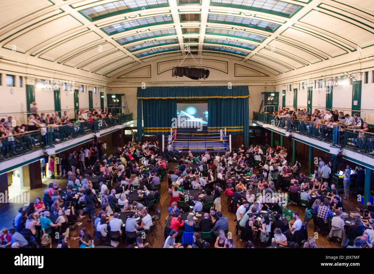 Bookslam literarischen Abend in York Hall, Bethnal Green, London. Die Nacht hatte ein Boxen-Thema, wie Autoren den Ring nahm, um ihre Messwerte in diesem legendären Boxen Veranstaltungsort im Herzen von East London zu liefern. 12. August 2014 WELTRECHTE Stockfoto