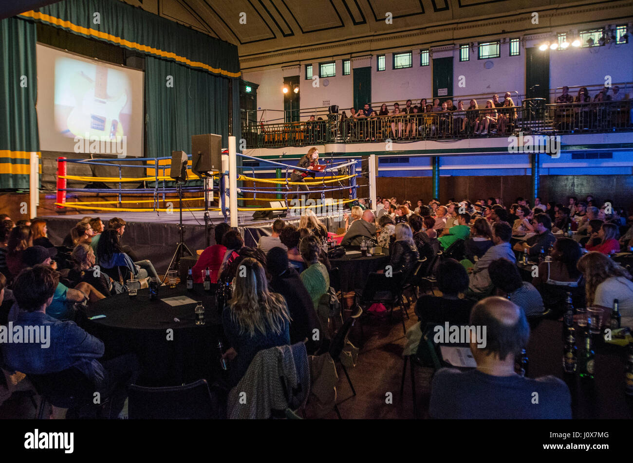 Bookslam literarischen Abend in York Hall, Bethnal Green, London. Die Nacht hatte ein Boxen-Thema, wie Autoren den Ring nahm, um ihre Messwerte in diesem legendären Boxen Veranstaltungsort im Herzen von East London zu liefern. 12. August 2014 WELTRECHTE Stockfoto