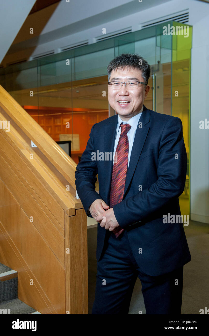 Dr. Ha - Joon Chang, führenden koreanischen Wirtschaftswissenschaftler am University of Cambridge und Autor von "23 Dinge, die sie nicht erzählen über Kapitalismus und Ökonomie: The User Guide." Abgebildet auf dauerhafte Ideen: das Problem mit dem Kapitalismus 17. Februar 2015 Stockfoto