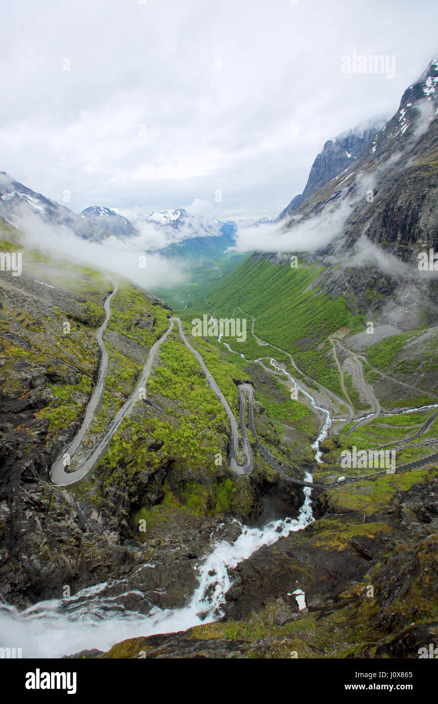 Berühmte norwegische Troll Pfad Trollstigen oder Trollstigveien kurvigen Bergstraße. Stockfoto