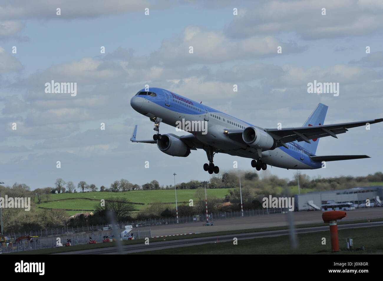 Flugzeug-Spotter am Flughafen Bristol an einem sonnigen Nachmittag Stockfoto
