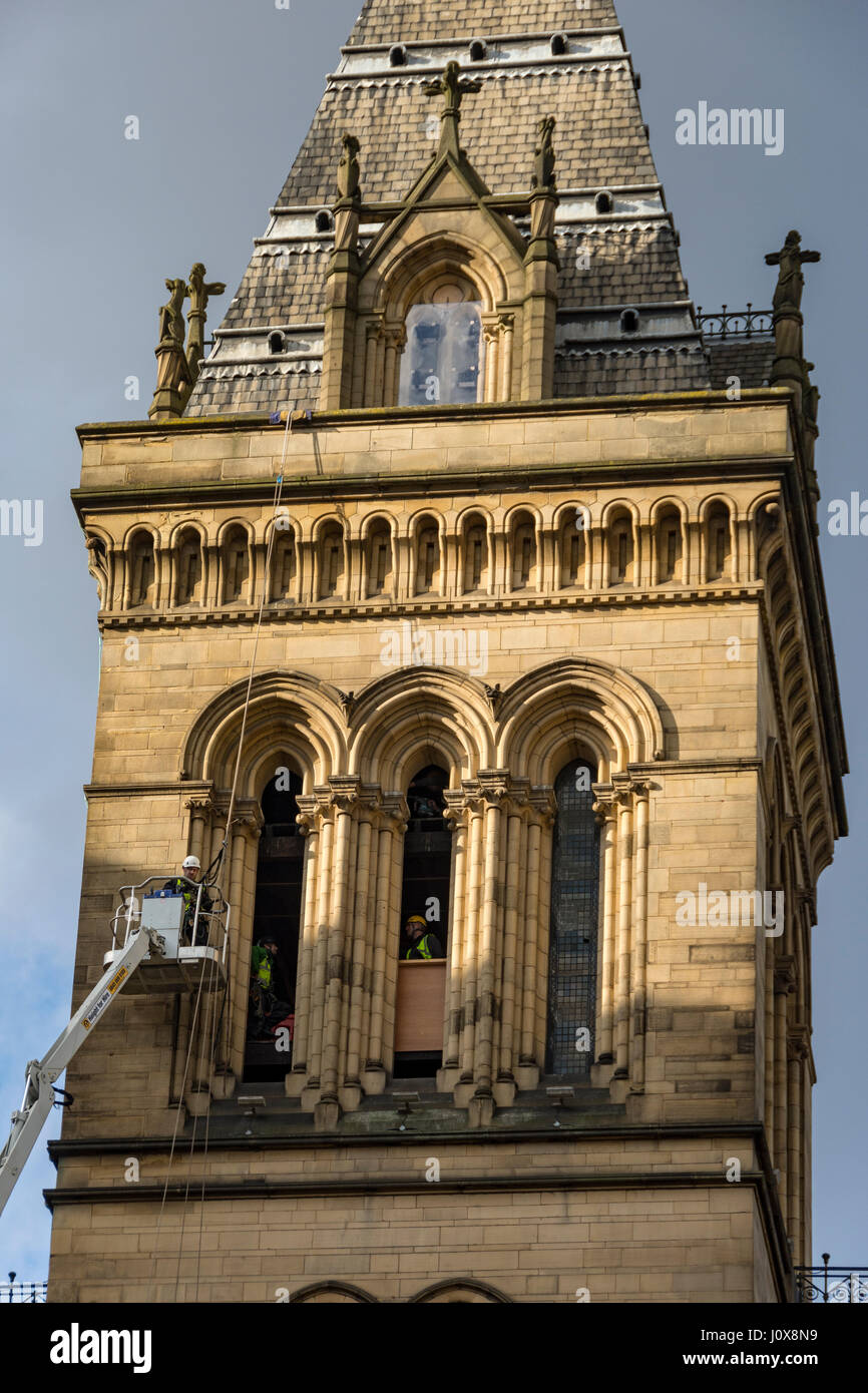 Access-Plattform (Hubarbeitsbühne) an der Seite von einem Turm des Rathauses, Manchester, England, UK Stockfoto