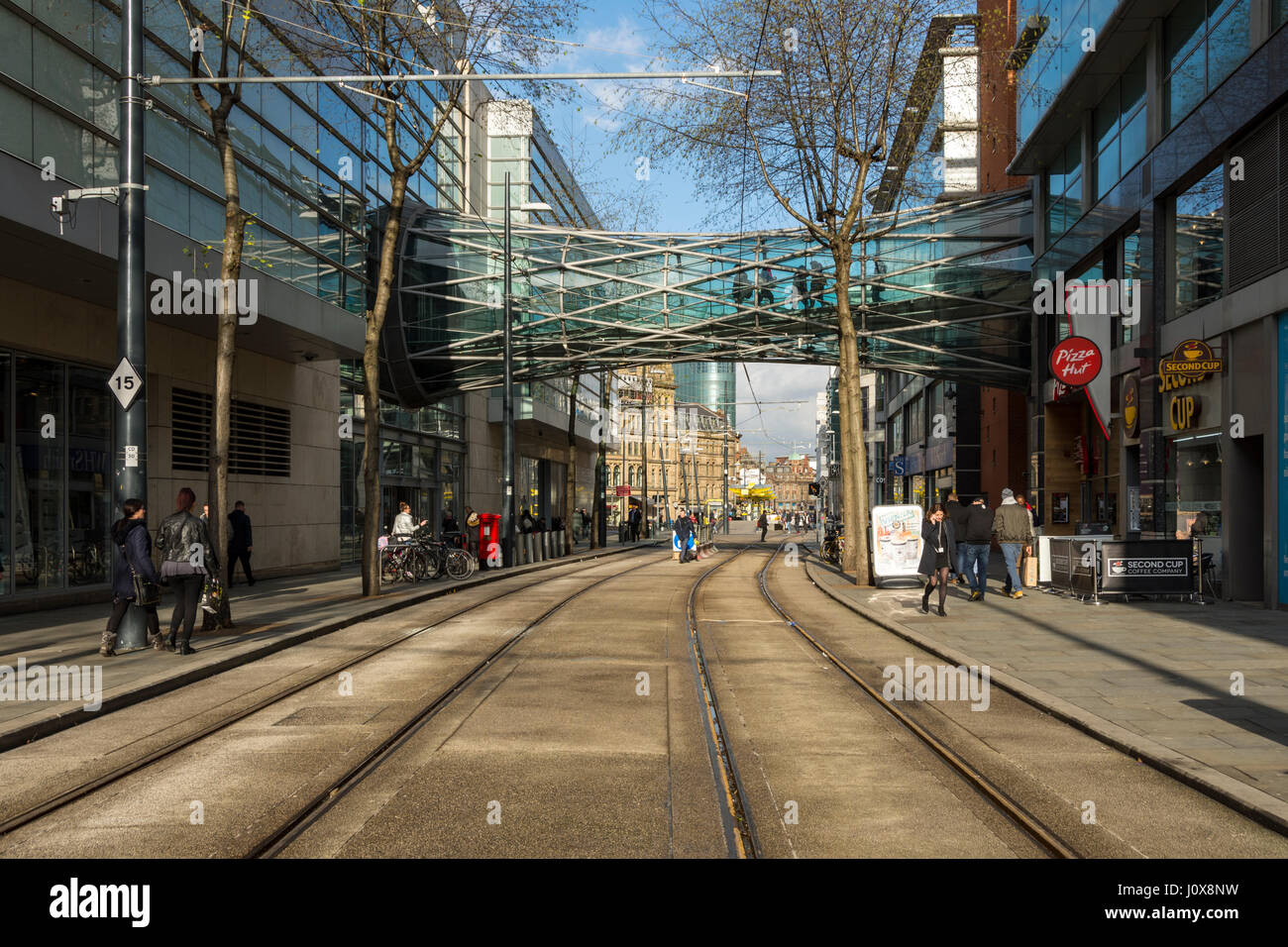 Zweite Stadt überqueren gerade fertiggestellte Straßenbahn Strecke, Corporation Street, Manchester, England, UK Stockfoto