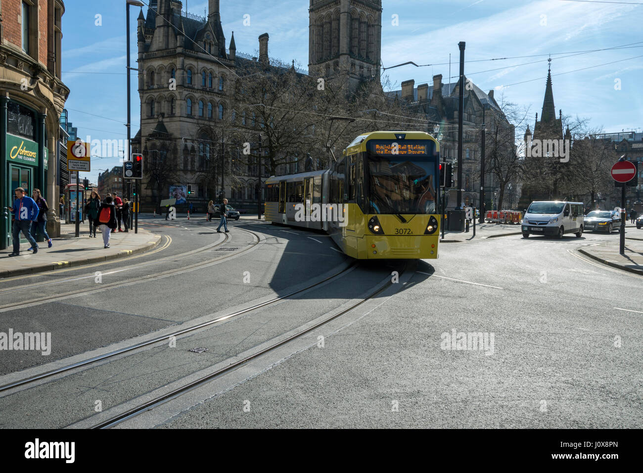 Die gerade fertiggestellte zweite Stadt überqueren Straßenbahnlinie, vom Rathaus, Albert Square.  Von Cross Street, Manchester, England, Vereinigtes Königreich Stockfoto