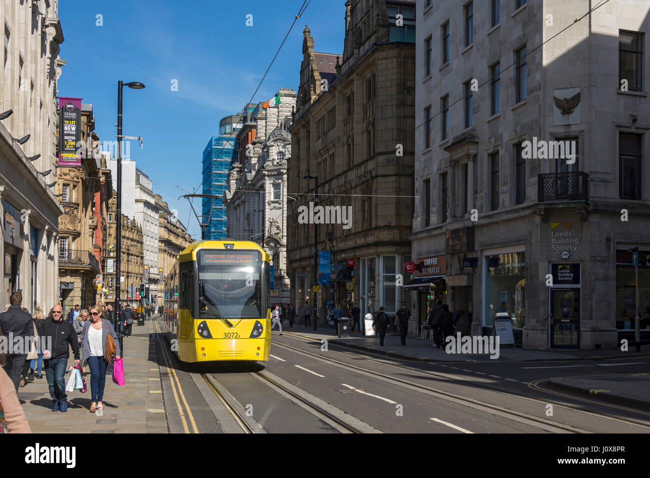 Der Metrolink-Straßenbahn auf zweite Stadt überqueren gerade fertiggestellte Straßenbahn Strecke, Cross Street, Manchester, England, UK Stockfoto