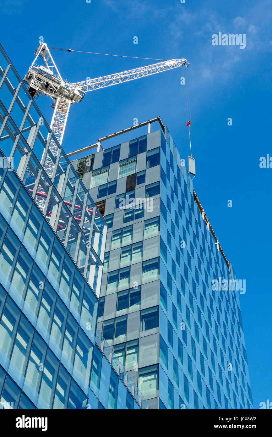 Glasscheibe wird an die "Nr. 1 Spinningfields' Gebäude, im Bau, Spinningfields, Manchester, UK reckte Stockfoto