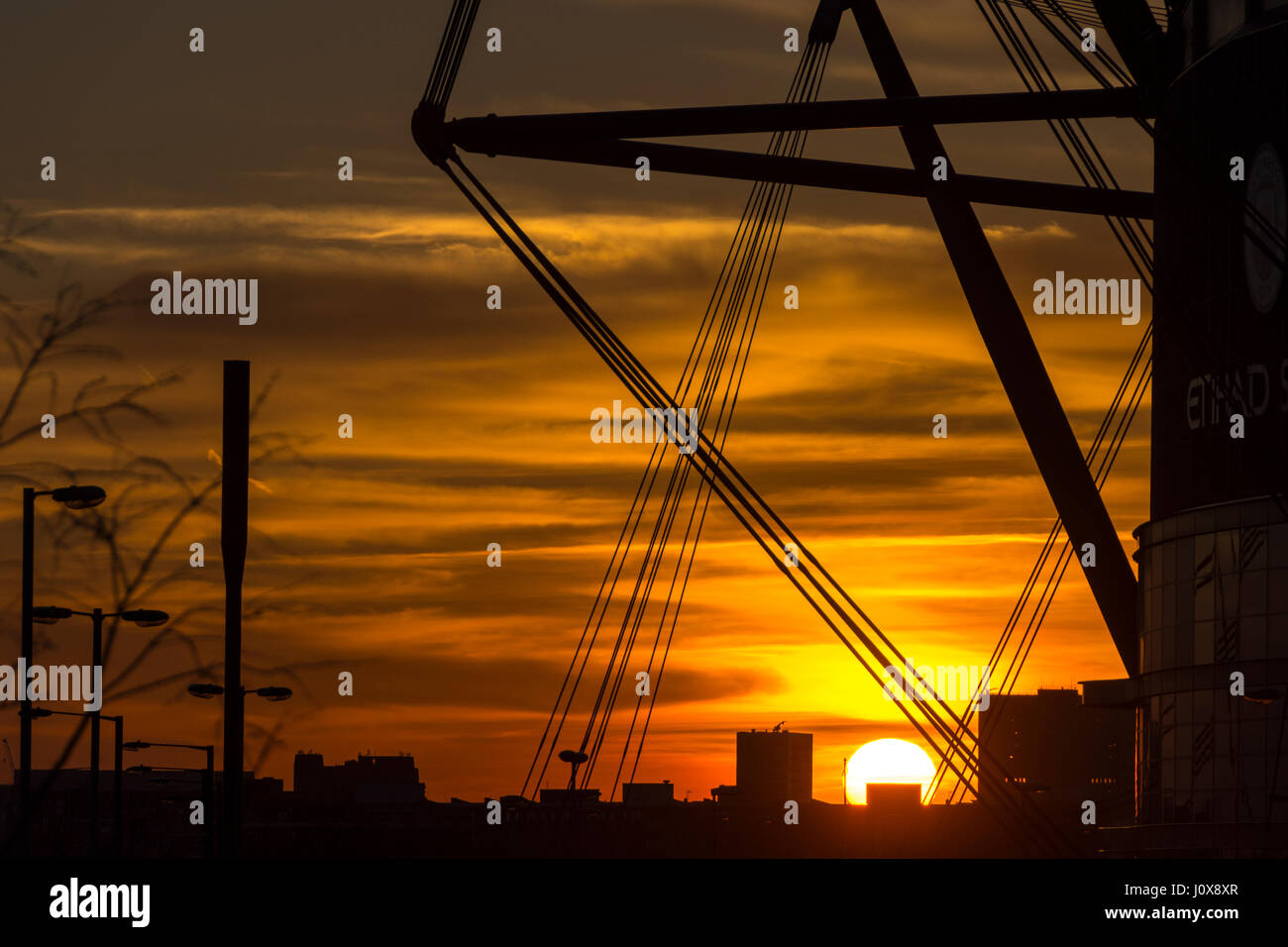 Die Zentrum Skyline bei Sonnenuntergang von Etihad (ehemals City of Manchester) Stadion, Manchester, England, Großbritannien Stockfoto