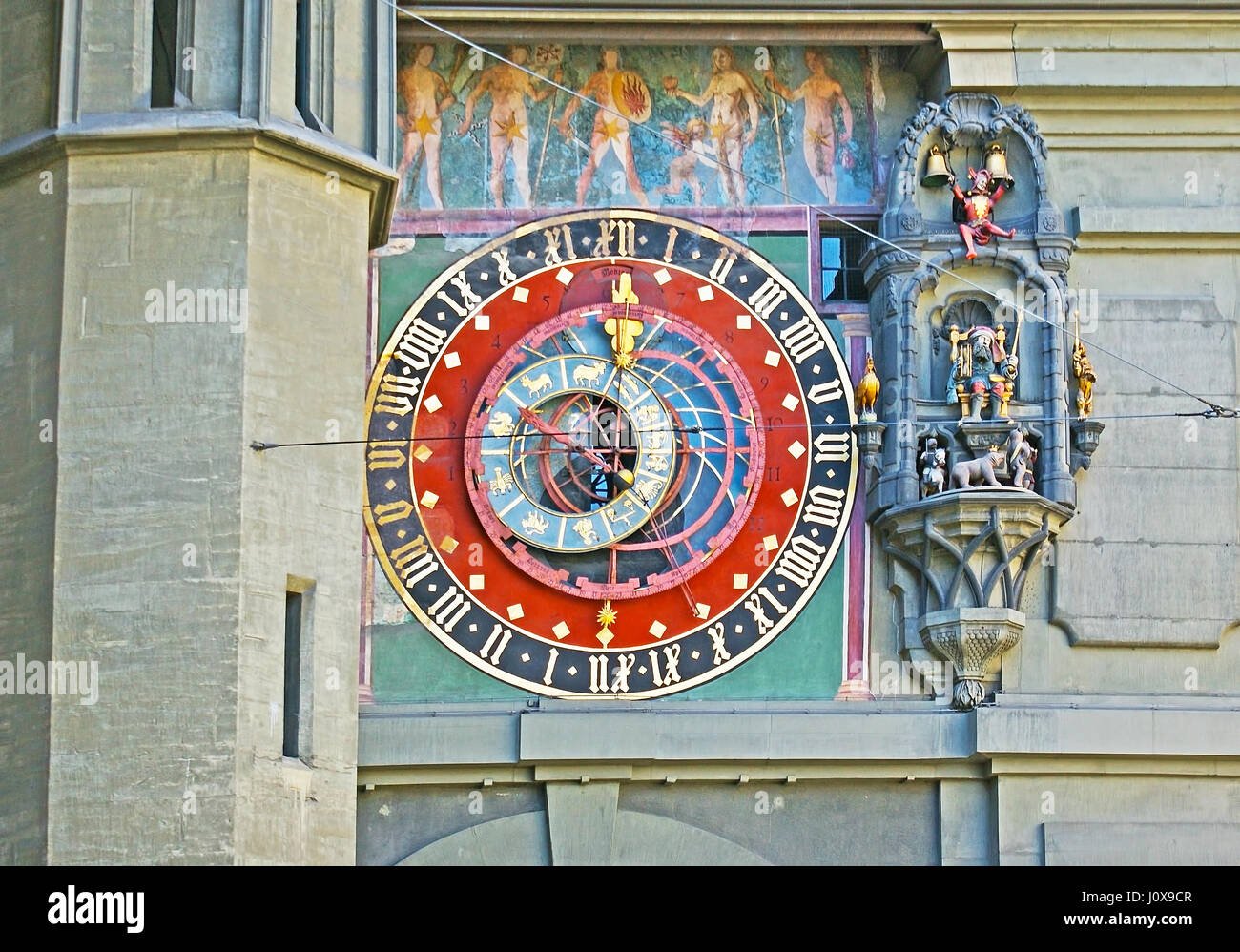 Das Wahrzeichen der Stadt Bern - die astronomische Uhr am Zytglogge Turm,  geschmückt mit Fresken, Darstellung der römischen Götter, Tierkreis  Zifferblatt bewegte Figuren und werden Stockfotografie - Alamy