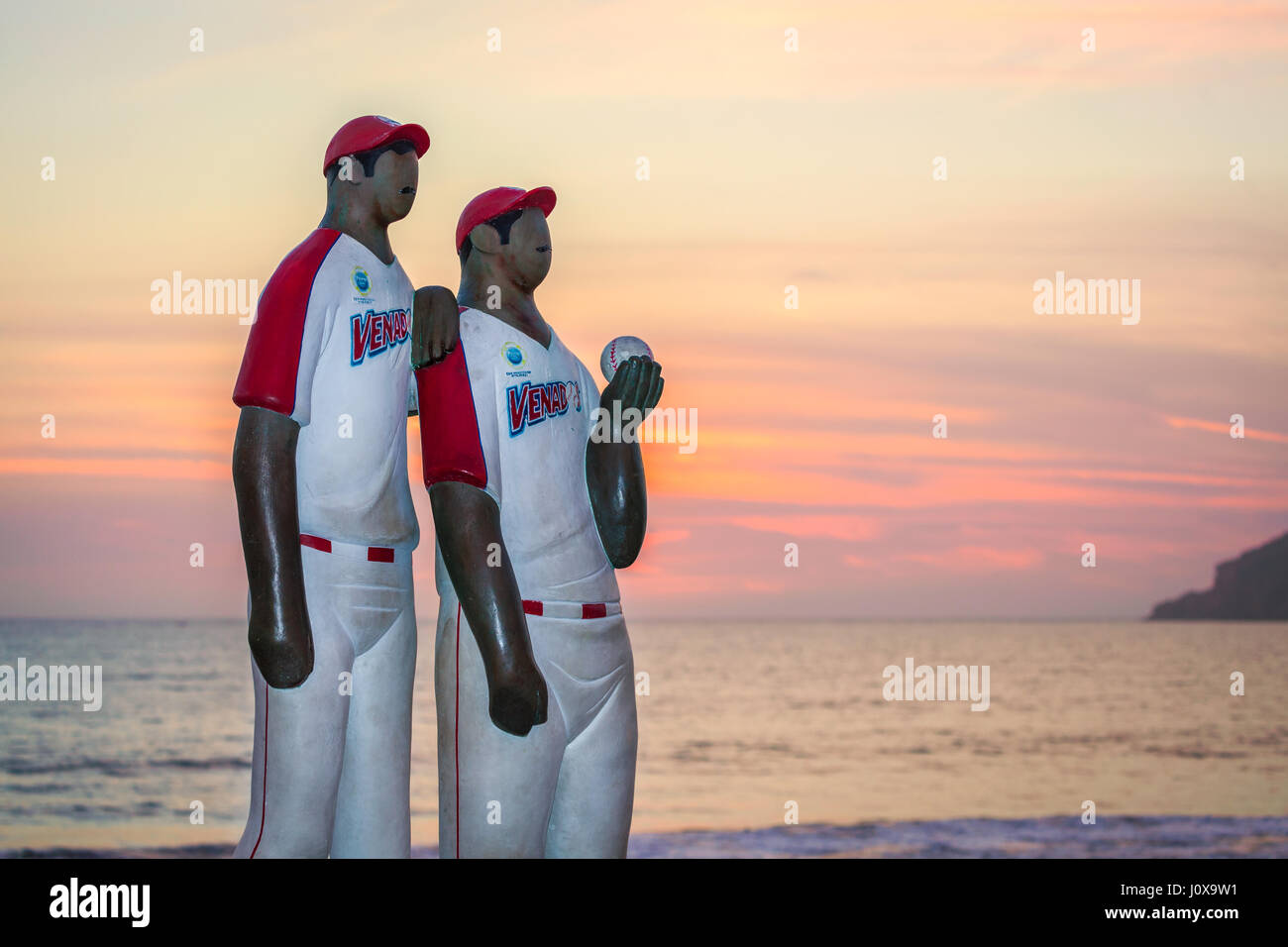 Skulptur namens "Los Peloteros" von zwei Baseball-Spieler aus dem lokalen Team in Mazatlan, Mexiko. Stockfoto