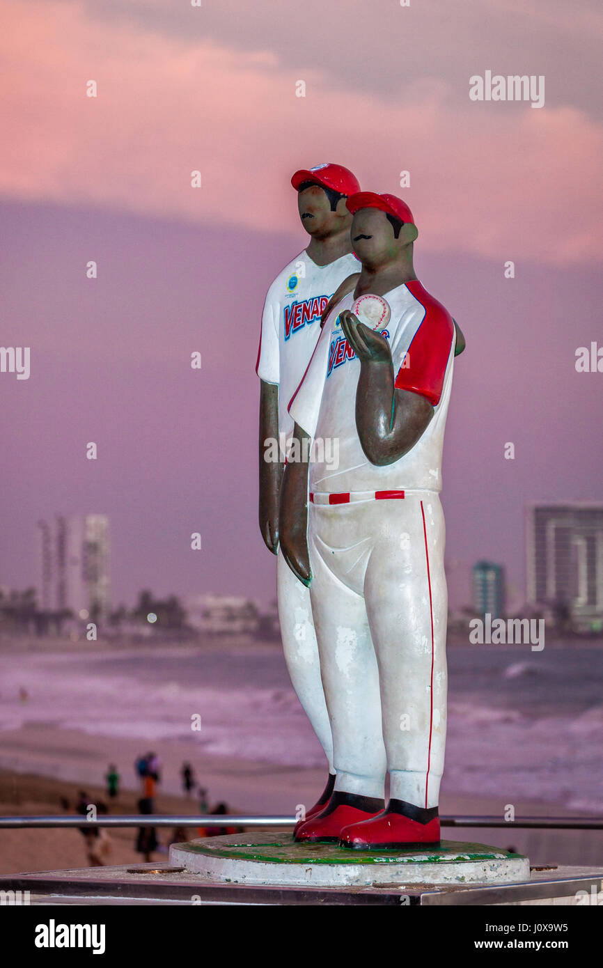 Skulptur namens "Los Peloteros" von zwei Baseball-Spieler aus dem lokalen Team in Mazatlan, Mexiko. Stockfoto