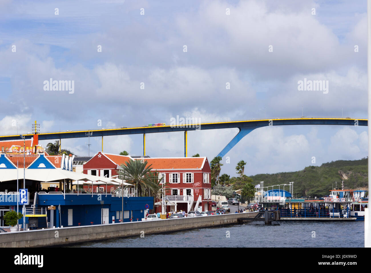 Die Königin Juliana Brücke erhebt sich über St. Anna Bay in Willemstad, Curacao. Stockfoto