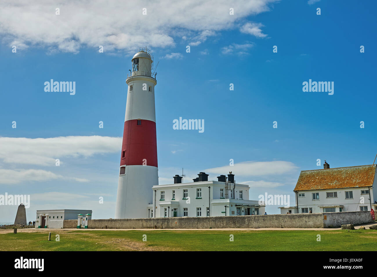 Die roten und weißen Turm von Portland-Leuchtturm, am südlichen Ende des Portland Bill vor einem blauen Himmel. Stockfoto