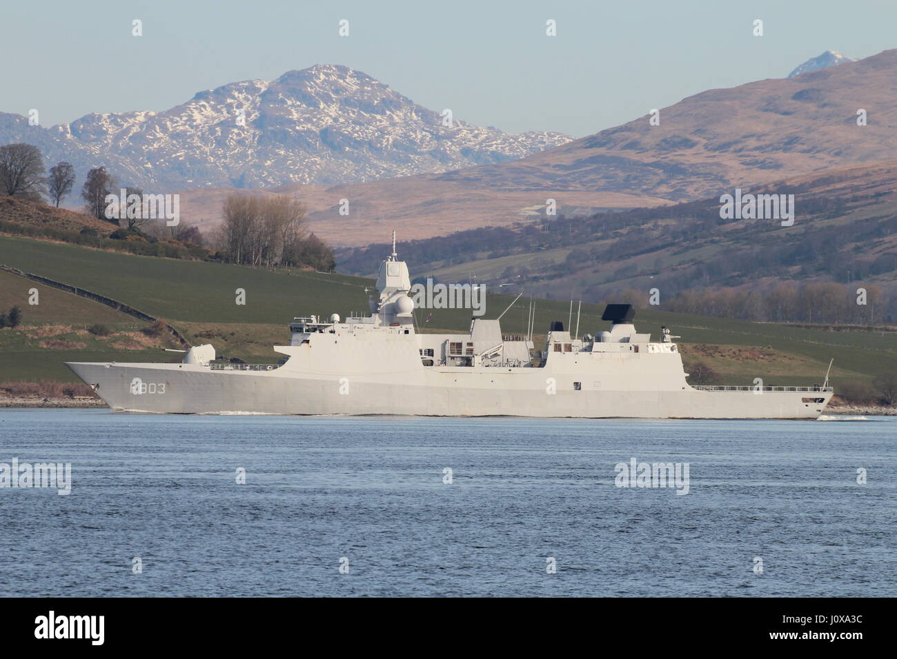 HNLMS Tromp (F803), eine De Zeven Provincien-Klasse Fregatte der Royal Netherlands Navy, fährt Faslane für den Beginn der Übung Joint Warrior 17-1. Stockfoto