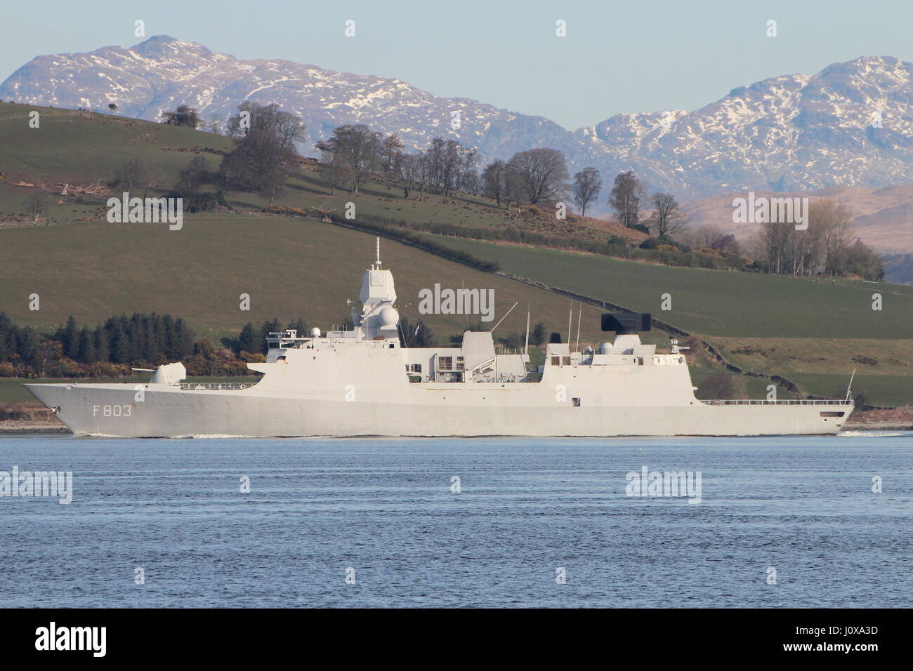 HNLMS Tromp (F803), eine De Zeven Provincien-Klasse Fregatte der Royal Netherlands Navy, fährt Faslane für den Beginn der Übung Joint Warrior 17-1. Stockfoto