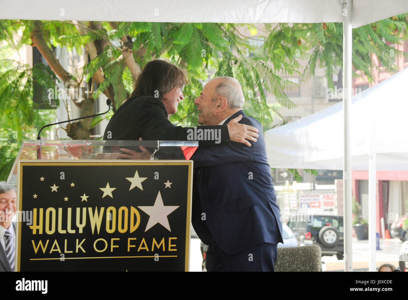 Jackson Browne und Joe Smith (r) besuchen die Hollywood Walk of Fame 2,558th Sterne Zeremonie für Musik-Manager Joe Smith außerhalb Capitol Records am 27. August 2015 in Hollywood, Kalifornien. Stockfoto