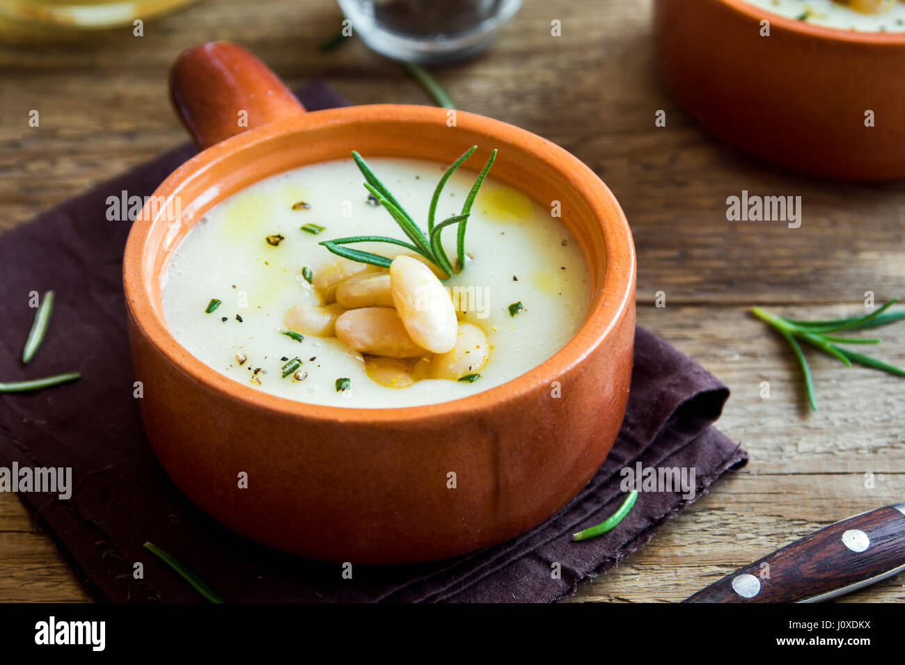Hausgemachte Blumenkohl und Weiße Bohnensuppe mit Rosmarin und Gewürze - frisch Bio Gemüse vegetarisch Vegan Diät Suppe essen Essen Stockfoto