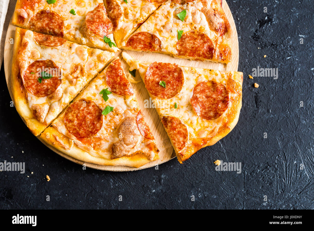 Peperoni-Pizza - frische hausgemachte Pizza mit Salami, Käse und ...