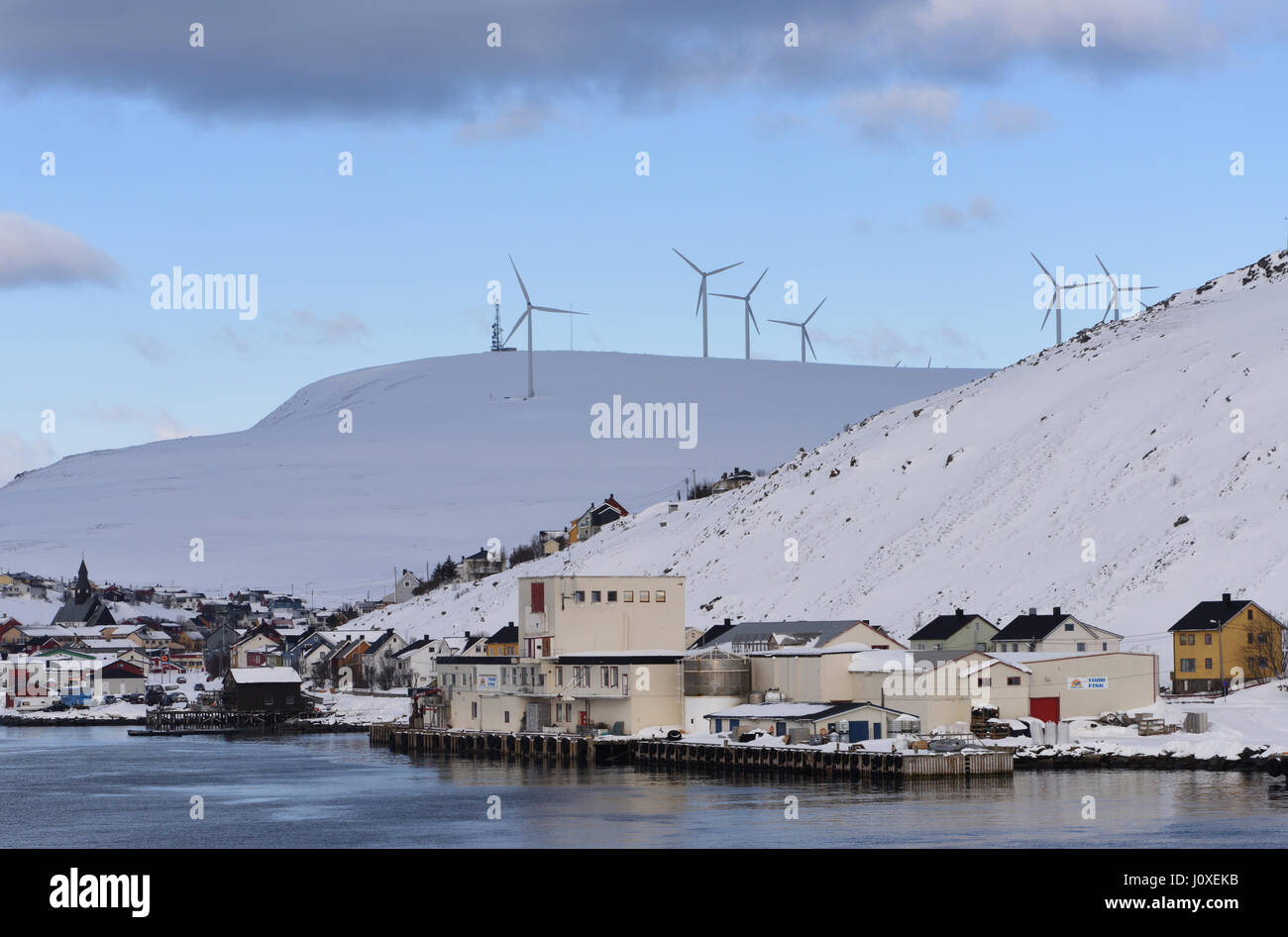 Windkraftanlagen im Windpark Havøygavlen auf einem Hügel über Havøysund.  Havøysund, Måsøy, Finnmark, Norwegen. Stockfoto