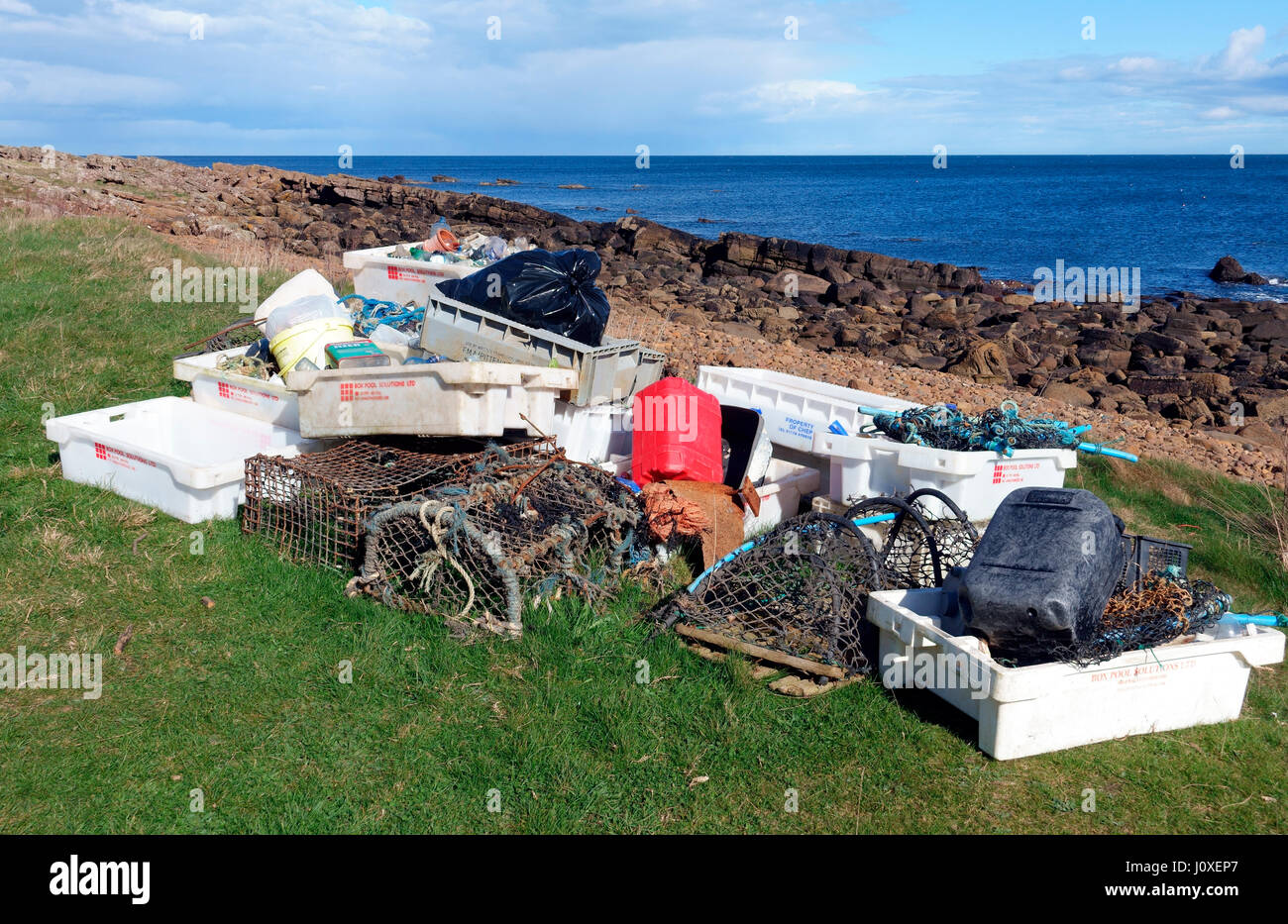 Müll gesammelt von einem Strand Aufräumen auf der Fife Coastal Path zwischen Crail und Anstruther in Schottland Stockfoto